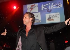 07-10-2010 SHOWBIZZ; OPNIEUW VEEL GELD VOOR DE KINDJES VAN KIKA. Met de opbrengst van 383.000. euries voor de stichting Hoogvliegers en Kinderen Kankervrij KIKA is de realisatie van het nieuwe Nationale Kinderoncologisch Cenrum weer wat dichterbij gekomen. De Gala avond werd gepresenteerd door Evert Santegoeds met aan zijn zijde Esther Oosterbeek en Patty Brard. Mark Grol timmerde het gehele bedrag bij elkaar met een charmante knipoog.Vele artiesten traden op waaronder het talent Martin Hurkens  H.G.T. die iedereen blauwe handen bezorgde van het applaus wat hij kreeg.De KIKA award 2010 ging dit jaar naar Ronald Stam voor baanbrekend onderzoek in het Sophia Kinder ziekenhuis te Rotterdam. Ans en Willem Korstanje waren als ambassadeurs weer aanwezig en bezorgde  veilingmeester Mark Krol van Sotheby s weer grijze haren. Al met al weer een top avond in de Hotels van Oranje te Noordwijk.
foto: Albert den Iseger.