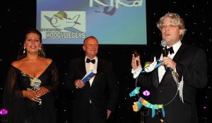 07-10-2010 SHOWBIZZ; OPNIEUW VEEL GELD VOOR DE KINDJES VAN KIKA. Met de opbrengst van 383.000. euries voor de stichting Hoogvliegers en Kinderen Kankervrij KIKA is de realisatie van het nieuwe Nationale Kinderoncologisch Cenrum weer wat dichterbij gekomen. De Gala avond werd gepresenteerd door Evert Santegoeds met aan zijn zijde Esther Oosterbeek en Patty Brard. Mark Grol timmerde het gehele bedrag bij elkaar met een charmante knipoog.Vele artiesten traden op waaronder het talent Martin Hurkens  H.G.T. die iedereen blauwe handen bezorgde van het applaus wat hij kreeg.De KIKA award 2010 ging dit jaar naar Ronald Stam voor baanbrekend onderzoek in het Sophia Kinder ziekenhuis te Rotterdam. Ans en Willem Korstanje waren als ambassadeurs weer aanwezig en bezorgde  veilingmeester Mark Krol van Sotheby s weer grijze haren. Al met al weer een top avond in de Hotels van Oranje te Noordwijk.
foto: Albert den Iseger.