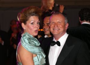 07-10-2010 SHOWBIZZ; OPNIEUW VEEL GELD VOOR DE KINDJES VAN KIKA. Met de opbrengst van 383.000. euries voor de stichting Hoogvliegers en Kinderen Kankervrij KIKA is de realisatie van het nieuwe Nationale Kinderoncologisch Cenrum weer wat dichterbij gekomen. De Gala avond werd gepresenteerd door Evert Santegoeds met aan zijn zijde Esther Oosterbeek en Patty Brard. Mark Grol timmerde het gehele bedrag bij elkaar met een charmante knipoog.Vele artiesten traden op waaronder het talent Martin Hurkens  H.G.T. die iedereen blauwe handen bezorgde van het applaus wat hij kreeg.De KIKA award 2010 ging dit jaar naar Ronald Stam voor baanbrekend onderzoek in het Sophia Kinder ziekenhuis te Rotterdam. Ans en Willem Korstanje waren als ambassadeurs weer aanwezig en bezorgde  veilingmeester Mark Krol van Sotheby s weer grijze haren. Al met al weer een top avond in de Hotels van Oranje te Noordwijk.
foto: Albert den Iseger.