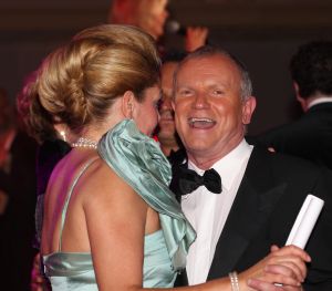 07-10-2010 SHOWBIZZ; OPNIEUW VEEL GELD VOOR DE KINDJES VAN KIKA. Met de opbrengst van 383.000. euries voor de stichting Hoogvliegers en Kinderen Kankervrij KIKA is de realisatie van het nieuwe Nationale Kinderoncologisch Cenrum weer wat dichterbij gekomen. De Gala avond werd gepresenteerd door Evert Santegoeds met aan zijn zijde Esther Oosterbeek en Patty Brard. Mark Grol timmerde het gehele bedrag bij elkaar met een charmante knipoog.Vele artiesten traden op waaronder het talent Martin Hurkens  H.G.T. die iedereen blauwe handen bezorgde van het applaus wat hij kreeg.De KIKA award 2010 ging dit jaar naar Ronald Stam voor baanbrekend onderzoek in het Sophia Kinder ziekenhuis te Rotterdam. Ans en Willem Korstanje waren als ambassadeurs weer aanwezig en bezorgde  veilingmeester Mark Krol van Sotheby s weer grijze haren. Al met al weer een top avond in de Hotels van Oranje te Noordwijk.
foto: Albert den Iseger.