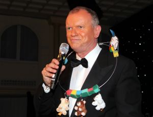 07-10-2010 SHOWBIZZ; OPNIEUW VEEL GELD VOOR DE KINDJES VAN KIKA. Met de opbrengst van 383.000. euries voor de stichting Hoogvliegers en Kinderen Kankervrij KIKA is de realisatie van het nieuwe Nationale Kinderoncologisch Cenrum weer wat dichterbij gekomen. De Gala avond werd gepresenteerd door Evert Santegoeds met aan zijn zijde Esther Oosterbeek en Patty Brard. Mark Grol timmerde het gehele bedrag bij elkaar met een charmante knipoog.Vele artiesten traden op waaronder het talent Martin Hurkens  H.G.T. die iedereen blauwe handen bezorgde van het applaus wat hij kreeg.De KIKA award 2010 ging dit jaar naar Ronald Stam voor baanbrekend onderzoek in het Sophia Kinder ziekenhuis te Rotterdam. Ans en Willem Korstanje waren als ambassadeurs weer aanwezig en bezorgde  veilingmeester Mark Krol van Sotheby s weer grijze haren. Al met al weer een top avond in de Hotels van Oranje te Noordwijk.
foto: Albert den Iseger.
