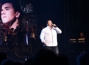 28-10-2010 SHOWBIZZ; JAN SMIT LEEFT ZICH UIT VOOR AL ZIJN FANS. Afgelopen vrijdag was de premiere van  het eerste concert van Jan Smit getiteld LEEF JE UIT. In het voorprogramma de Nederlandse knuffelbeer Frans Duijts en als gaste Monique Smit. Het inmense podium, de vele wisselende achtergronden en het fantastiche geluid met af en toe een heuse waterval afgewisseld met vuurwerk doet je echt beseffen dat je LEEFT. Een geweldig concert met een wel zeer relaxte Jan Smit. De zaal gaat uit zijn dak en Jan heeft het erg druk met de vele cadeaus die hij krijgt van zijn fans. Een avondje uit met Jan, Monique en Frans bezorgt je een gevoel van dat je Leeft.
foto: Albert den Iseger.