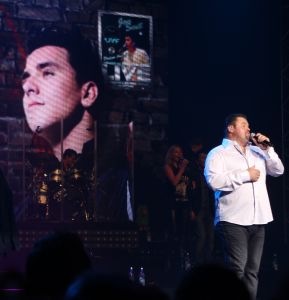 28-10-2010 SHOWBIZZ; JAN SMIT LEEFT ZICH UIT VOOR AL ZIJN FANS. Afgelopen vrijdag was de premiere van  het eerste concert van Jan Smit getiteld LEEF JE UIT. In het voorprogramma de Nederlandse knuffelbeer Frans Duijts en als gaste Monique Smit. Het inmense podium, de vele wisselende achtergronden en het fantastiche geluid met af en toe een heuse waterval afgewisseld met vuurwerk doet je echt beseffen dat je LEEFT. Een geweldig concert met een wel zeer relaxte Jan Smit. De zaal gaat uit zijn dak en Jan heeft het erg druk met de vele cadeaus die hij krijgt van zijn fans. Een avondje uit met Jan, Monique en Frans bezorgt je een gevoel van dat je Leeft.
foto: Albert den Iseger.