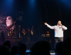 28-10-2010 SHOWBIZZ; JAN SMIT LEEFT ZICH UIT VOOR AL ZIJN FANS. Afgelopen vrijdag was de premiere van  het eerste concert van Jan Smit getiteld LEEF JE UIT. In het voorprogramma de Nederlandse knuffelbeer Frans Duijts en als gaste Monique Smit. Het inmense podium, de vele wisselende achtergronden en het fantastiche geluid met af en toe een heuse waterval afgewisseld met vuurwerk doet je echt beseffen dat je LEEFT. Een geweldig concert met een wel zeer relaxte Jan Smit. De zaal gaat uit zijn dak en Jan heeft het erg druk met de vele cadeaus die hij krijgt van zijn fans. Een avondje uit met Jan, Monique en Frans bezorgt je een gevoel van dat je Leeft.
foto: Albert den Iseger.