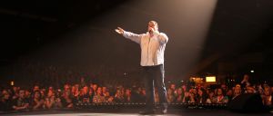 28-10-2010 SHOWBIZZ; JAN SMIT LEEFT ZICH UIT VOOR AL ZIJN FANS. Afgelopen vrijdag was de premiere van  het eerste concert van Jan Smit getiteld LEEF JE UIT. In het voorprogramma de Nederlandse knuffelbeer Frans Duijts en als gaste Monique Smit. Het inmense podium, de vele wisselende achtergronden en het fantastiche geluid met af en toe een heuse waterval afgewisseld met vuurwerk doet je echt beseffen dat je LEEFT. Een geweldig concert met een wel zeer relaxte Jan Smit. De zaal gaat uit zijn dak en Jan heeft het erg druk met de vele cadeaus die hij krijgt van zijn fans. Een avondje uit met Jan, Monique en Frans bezorgt je een gevoel van dat je Leeft.
foto: Albert den Iseger.