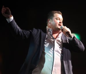 28-10-2010 SHOWBIZZ; JAN SMIT LEEFT ZICH UIT VOOR AL ZIJN FANS. Afgelopen vrijdag was de premiere van  het eerste concert van Jan Smit getiteld LEEF JE UIT. In het voorprogramma de Nederlandse knuffelbeer Frans Duijts en als gaste Monique Smit. Het inmense podium, de vele wisselende achtergronden en het fantastiche geluid met af en toe een heuse waterval afgewisseld met vuurwerk doet je echt beseffen dat je LEEFT. Een geweldig concert met een wel zeer relaxte Jan Smit. De zaal gaat uit zijn dak en Jan heeft het erg druk met de vele cadeaus die hij krijgt van zijn fans. Een avondje uit met Jan, Monique en Frans bezorgt je een gevoel van dat je Leeft.
foto: Albert den Iseger.