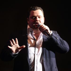 28-10-2010 SHOWBIZZ; JAN SMIT LEEFT ZICH UIT VOOR AL ZIJN FANS. Afgelopen vrijdag was de premiere van  het eerste concert van Jan Smit getiteld LEEF JE UIT. In het voorprogramma de Nederlandse knuffelbeer Frans Duijts en als gaste Monique Smit. Het inmense podium, de vele wisselende achtergronden en het fantastiche geluid met af en toe een heuse waterval afgewisseld met vuurwerk doet je echt beseffen dat je LEEFT. Een geweldig concert met een wel zeer relaxte Jan Smit. De zaal gaat uit zijn dak en Jan heeft het erg druk met de vele cadeaus die hij krijgt van zijn fans. Een avondje uit met Jan, Monique en Frans bezorgt je een gevoel van dat je Leeft.
foto: Albert den Iseger.