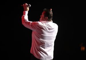 28-10-2010 SHOWBIZZ; JAN SMIT LEEFT ZICH UIT VOOR AL ZIJN FANS. Afgelopen vrijdag was de premiere van  het eerste concert van Jan Smit getiteld LEEF JE UIT. In het voorprogramma de Nederlandse knuffelbeer Frans Duijts en als gaste Monique Smit. Het inmense podium, de vele wisselende achtergronden en het fantastiche geluid met af en toe een heuse waterval afgewisseld met vuurwerk doet je echt beseffen dat je LEEFT. Een geweldig concert met een wel zeer relaxte Jan Smit. De zaal gaat uit zijn dak en Jan heeft het erg druk met de vele cadeaus die hij krijgt van zijn fans. Een avondje uit met Jan, Monique en Frans bezorgt je een gevoel van dat je Leeft.
foto: Albert den Iseger.