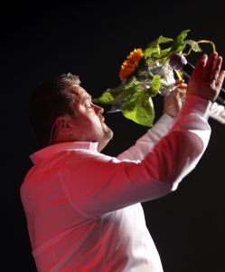 28-10-2010 SHOWBIZZ; JAN SMIT LEEFT ZICH UIT VOOR AL ZIJN FANS. Afgelopen vrijdag was de premiere van  het eerste concert van Jan Smit getiteld LEEF JE UIT. In het voorprogramma de Nederlandse knuffelbeer Frans Duijts en als gaste Monique Smit. Het inmense podium, de vele wisselende achtergronden en het fantastiche geluid met af en toe een heuse waterval afgewisseld met vuurwerk doet je echt beseffen dat je LEEFT. Een geweldig concert met een wel zeer relaxte Jan Smit. De zaal gaat uit zijn dak en Jan heeft het erg druk met de vele cadeaus die hij krijgt van zijn fans. Een avondje uit met Jan, Monique en Frans bezorgt je een gevoel van dat je Leeft.
foto: Albert den Iseger.