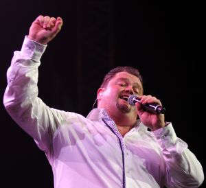 28-10-2010 SHOWBIZZ; JAN SMIT LEEFT ZICH UIT VOOR AL ZIJN FANS. Afgelopen vrijdag was de premiere van  het eerste concert van Jan Smit getiteld LEEF JE UIT. In het voorprogramma de Nederlandse knuffelbeer Frans Duijts en als gaste Monique Smit. Het inmense podium, de vele wisselende achtergronden en het fantastiche geluid met af en toe een heuse waterval afgewisseld met vuurwerk doet je echt beseffen dat je LEEFT. Een geweldig concert met een wel zeer relaxte Jan Smit. De zaal gaat uit zijn dak en Jan heeft het erg druk met de vele cadeaus die hij krijgt van zijn fans. Een avondje uit met Jan, Monique en Frans bezorgt je een gevoel van dat je Leeft.
foto: Albert den Iseger.