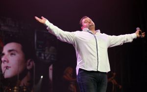 28-10-2010 SHOWBIZZ; JAN SMIT LEEFT ZICH UIT VOOR AL ZIJN FANS. Afgelopen vrijdag was de premiere van  het eerste concert van Jan Smit getiteld LEEF JE UIT. In het voorprogramma de Nederlandse knuffelbeer Frans Duijts en als gaste Monique Smit. Het inmense podium, de vele wisselende achtergronden en het fantastiche geluid met af en toe een heuse waterval afgewisseld met vuurwerk doet je echt beseffen dat je LEEFT. Een geweldig concert met een wel zeer relaxte Jan Smit. De zaal gaat uit zijn dak en Jan heeft het erg druk met de vele cadeaus die hij krijgt van zijn fans. Een avondje uit met Jan, Monique en Frans bezorgt je een gevoel van dat je Leeft.
foto: Albert den Iseger.