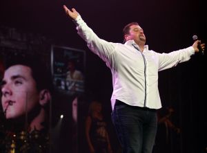 28-10-2010 SHOWBIZZ; JAN SMIT LEEFT ZICH UIT VOOR AL ZIJN FANS. Afgelopen vrijdag was de premiere van  het eerste concert van Jan Smit getiteld LEEF JE UIT. In het voorprogramma de Nederlandse knuffelbeer Frans Duijts en als gaste Monique Smit. Het inmense podium, de vele wisselende achtergronden en het fantastiche geluid met af en toe een heuse waterval afgewisseld met vuurwerk doet je echt beseffen dat je LEEFT. Een geweldig concert met een wel zeer relaxte Jan Smit. De zaal gaat uit zijn dak en Jan heeft het erg druk met de vele cadeaus die hij krijgt van zijn fans. Een avondje uit met Jan, Monique en Frans bezorgt je een gevoel van dat je Leeft.
foto: Albert den Iseger.