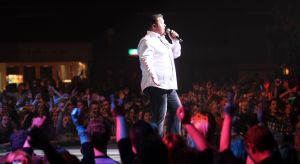 28-10-2010 SHOWBIZZ; JAN SMIT LEEFT ZICH UIT VOOR AL ZIJN FANS. Afgelopen vrijdag was de premiere van  het eerste concert van Jan Smit getiteld LEEF JE UIT. In het voorprogramma de Nederlandse knuffelbeer Frans Duijts en als gaste Monique Smit. Het inmense podium, de vele wisselende achtergronden en het fantastiche geluid met af en toe een heuse waterval afgewisseld met vuurwerk doet je echt beseffen dat je LEEFT. Een geweldig concert met een wel zeer relaxte Jan Smit. De zaal gaat uit zijn dak en Jan heeft het erg druk met de vele cadeaus die hij krijgt van zijn fans. Een avondje uit met Jan, Monique en Frans bezorgt je een gevoel van dat je Leeft.
foto: Albert den Iseger.