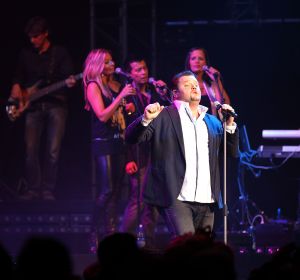 28-10-2010 SHOWBIZZ; JAN SMIT LEEFT ZICH UIT VOOR AL ZIJN FANS. Afgelopen vrijdag was de premiere van  het eerste concert van Jan Smit getiteld LEEF JE UIT. In het voorprogramma de Nederlandse knuffelbeer Frans Duijts en als gaste Monique Smit. Het inmense podium, de vele wisselende achtergronden en het fantastiche geluid met af en toe een heuse waterval afgewisseld met vuurwerk doet je echt beseffen dat je LEEFT. Een geweldig concert met een wel zeer relaxte Jan Smit. De zaal gaat uit zijn dak en Jan heeft het erg druk met de vele cadeaus die hij krijgt van zijn fans. Een avondje uit met Jan, Monique en Frans bezorgt je een gevoel van dat je Leeft.
foto: Albert den Iseger.