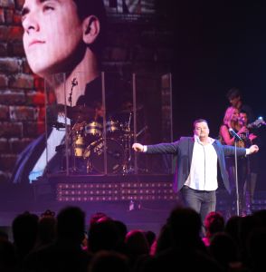 28-10-2010 SHOWBIZZ; JAN SMIT LEEFT ZICH UIT VOOR AL ZIJN FANS. Afgelopen vrijdag was de premiere van  het eerste concert van Jan Smit getiteld LEEF JE UIT. In het voorprogramma de Nederlandse knuffelbeer Frans Duijts en als gaste Monique Smit. Het inmense podium, de vele wisselende achtergronden en het fantastiche geluid met af en toe een heuse waterval afgewisseld met vuurwerk doet je echt beseffen dat je LEEFT. Een geweldig concert met een wel zeer relaxte Jan Smit. De zaal gaat uit zijn dak en Jan heeft het erg druk met de vele cadeaus die hij krijgt van zijn fans. Een avondje uit met Jan, Monique en Frans bezorgt je een gevoel van dat je Leeft.
foto: Albert den Iseger.