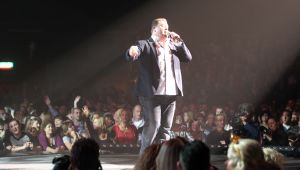 28-10-2010 SHOWBIZZ; JAN SMIT LEEFT ZICH UIT VOOR AL ZIJN FANS. Afgelopen vrijdag was de premiere van  het eerste concert van Jan Smit getiteld LEEF JE UIT. In het voorprogramma de Nederlandse knuffelbeer Frans Duijts en als gaste Monique Smit. Het inmense podium, de vele wisselende achtergronden en het fantastiche geluid met af en toe een heuse waterval afgewisseld met vuurwerk doet je echt beseffen dat je LEEFT. Een geweldig concert met een wel zeer relaxte Jan Smit. De zaal gaat uit zijn dak en Jan heeft het erg druk met de vele cadeaus die hij krijgt van zijn fans. Een avondje uit met Jan, Monique en Frans bezorgt je een gevoel van dat je Leeft.
foto: Albert den Iseger.