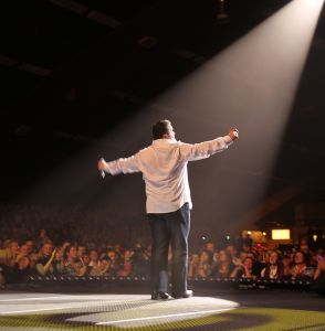 28-10-2010 SHOWBIZZ; JAN SMIT LEEFT ZICH UIT VOOR AL ZIJN FANS. Afgelopen vrijdag was de premiere van  het eerste concert van Jan Smit getiteld LEEF JE UIT. In het voorprogramma de Nederlandse knuffelbeer Frans Duijts en als gaste Monique Smit. Het inmense podium, de vele wisselende achtergronden en het fantastiche geluid met af en toe een heuse waterval afgewisseld met vuurwerk doet je echt beseffen dat je LEEFT. Een geweldig concert met een wel zeer relaxte Jan Smit. De zaal gaat uit zijn dak en Jan heeft het erg druk met de vele cadeaus die hij krijgt van zijn fans. Een avondje uit met Jan, Monique en Frans bezorgt je een gevoel van dat je Leeft.
foto: Albert den Iseger.