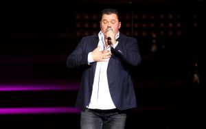 28-10-2010 SHOWBIZZ; JAN SMIT LEEFT ZICH UIT VOOR AL ZIJN FANS. Afgelopen vrijdag was de premiere van  het eerste concert van Jan Smit getiteld LEEF JE UIT. In het voorprogramma de Nederlandse knuffelbeer Frans Duijts en als gaste Monique Smit. Het inmense podium, de vele wisselende achtergronden en het fantastiche geluid met af en toe een heuse waterval afgewisseld met vuurwerk doet je echt beseffen dat je LEEFT. Een geweldig concert met een wel zeer relaxte Jan Smit. De zaal gaat uit zijn dak en Jan heeft het erg druk met de vele cadeaus die hij krijgt van zijn fans. Een avondje uit met Jan, Monique en Frans bezorgt je een gevoel van dat je Leeft.
foto: Albert den Iseger.