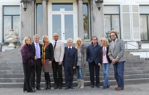 22-10-2010 SHOWBIZZ; ARTIESTEN WEER OP BEZOEK OP PALEIS SOESTDIJK. Frans Molenaar_Maik de Boer_Manuela Kemp_Bonnie Stclair_Mary Borsato_Arie Ribbens_Carmen en Jean Marie Pfaff_Evert Santegoeds en Yvonne Hoebe van Weekblad Prive hadden weet een heerlijk dagje met elkaar. Genieten van een High Tea en daarna een bezoek aan paleis Soestdijk. Heerlijk trippelen en trappelen op de koninklijke lopers en staren in de lege wijnkelders onder het beroemste bordes van Nederland.Het was weer een heerlijk dagje met elkaar en het leverde weer een aantal spraakmakende verhalen op die Yvonne Hoebe voor u optekende en die deze week in de Prive staan gepubliceerd.
foto: Albert den Iseger.