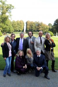 22-10-2010 SHOWBIZZ; ARTIESTEN WEER OP BEZOEK OP PALEIS SOESTDIJK. Frans Molenaar_Maik de Boer_Manuela Kemp_Bonnie Stclair_Mary Borsato_Arie Ribbens_Carmen en Jean Marie Pfaff_Evert Santegoeds en Yvonne Hoebe van Weekblad Prive hadden weet een heerlijk dagje met elkaar. Genieten van een High Tea en daarna een bezoek aan paleis Soestdijk. Heerlijk trippelen en trappelen op de koninklijke lopers en staren in de lege wijnkelders onder het beroemste bordes van Nederland.Het was weer een heerlijk dagje met elkaar en het leverde weer een aantal spraakmakende verhalen op die Yvonne Hoebe voor u optekende en die deze week in de Prive staan gepubliceerd.
foto: Albert den Iseger.