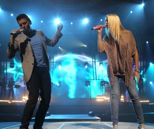 28-10-2010 SHOWBIZZ; JAN SMIT LEEFT ZICH UIT VOOR AL ZIJN FANS. Afgelopen vrijdag was de premiere van  het eerste concert van Jan Smit getiteld LEEF JE UIT. In het voorprogramma de Nederlandse knuffelbeer Frans Duijts en als gaste Monique Smit. Het inmense podium, de vele wisselende achtergronden en het fantastiche geluid met af en toe een heuse waterval afgewisseld met vuurwerk doet je echt beseffen dat je LEEFT. Een geweldig concert met een wel zeer relaxte Jan Smit. De zaal gaat uit zijn dak en Jan heeft het erg druk met de vele cadeaus die hij krijgt van zijn fans. Een avondje uit met Jan, Monique en Frans bezorgt je een gevoel van dat je Leeft.
foto: Albert den Iseger.