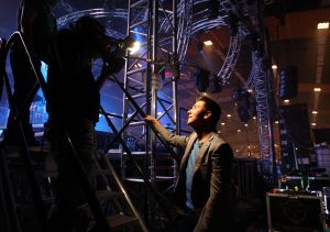 28-10-2010 SHOWBIZZ; JAN SMIT LEEFT ZICH UIT VOOR AL ZIJN FANS. Afgelopen vrijdag was de premiere van  het eerste concert van Jan Smit getiteld LEEF JE UIT. In het voorprogramma de Nederlandse knuffelbeer Frans Duijts en als gaste Monique Smit. Het inmense podium, de vele wisselende achtergronden en het fantastiche geluid met af en toe een heuse waterval afgewisseld met vuurwerk doet je echt beseffen dat je LEEFT. Een geweldig concert met een wel zeer relaxte Jan Smit. De zaal gaat uit zijn dak en Jan heeft het erg druk met de vele cadeaus die hij krijgt van zijn fans. Een avondje uit met Jan, Monique en Frans bezorgt je een gevoel van dat je Leeft.
foto: Albert den Iseger.