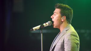 28-10-2010 SHOWBIZZ; JAN SMIT LEEFT ZICH UIT VOOR AL ZIJN FANS. Afgelopen vrijdag was de premiere van  het eerste concert van Jan Smit getiteld LEEF JE UIT. In het voorprogramma de Nederlandse knuffelbeer Frans Duijts en als gaste Monique Smit. Het inmense podium, de vele wisselende achtergronden en het fantastiche geluid met af en toe een heuse waterval afgewisseld met vuurwerk doet je echt beseffen dat je LEEFT. Een geweldig concert met een wel zeer relaxte Jan Smit. De zaal gaat uit zijn dak en Jan heeft het erg druk met de vele cadeaus die hij krijgt van zijn fans. Een avondje uit met Jan, Monique en Frans bezorgt je een gevoel van dat je Leeft.
foto: Albert den Iseger.