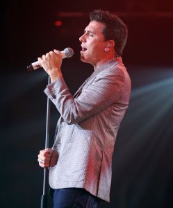 28-10-2010 SHOWBIZZ; JAN SMIT LEEFT ZICH UIT VOOR AL ZIJN FANS. Afgelopen vrijdag was de premiere van  het eerste concert van Jan Smit getiteld LEEF JE UIT. In het voorprogramma de Nederlandse knuffelbeer Frans Duijts en als gaste Monique Smit. Het inmense podium, de vele wisselende achtergronden en het fantastiche geluid met af en toe een heuse waterval afgewisseld met vuurwerk doet je echt beseffen dat je LEEFT. Een geweldig concert met een wel zeer relaxte Jan Smit. De zaal gaat uit zijn dak en Jan heeft het erg druk met de vele cadeaus die hij krijgt van zijn fans. Een avondje uit met Jan, Monique en Frans bezorgt je een gevoel van dat je Leeft.
foto: Albert den Iseger.