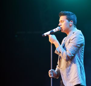 28-10-2010 SHOWBIZZ; JAN SMIT LEEFT ZICH UIT VOOR AL ZIJN FANS. Afgelopen vrijdag was de premiere van  het eerste concert van Jan Smit getiteld LEEF JE UIT. In het voorprogramma de Nederlandse knuffelbeer Frans Duijts en als gaste Monique Smit. Het inmense podium, de vele wisselende achtergronden en het fantastiche geluid met af en toe een heuse waterval afgewisseld met vuurwerk doet je echt beseffen dat je LEEFT. Een geweldig concert met een wel zeer relaxte Jan Smit. De zaal gaat uit zijn dak en Jan heeft het erg druk met de vele cadeaus die hij krijgt van zijn fans. Een avondje uit met Jan, Monique en Frans bezorgt je een gevoel van dat je Leeft.
foto: Albert den Iseger.