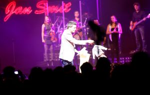 28-10-2010 SHOWBIZZ; JAN SMIT LEEFT ZICH UIT VOOR AL ZIJN FANS. Afgelopen vrijdag was de premiere van  het eerste concert van Jan Smit getiteld LEEF JE UIT. In het voorprogramma de Nederlandse knuffelbeer Frans Duijts en als gaste Monique Smit. Het inmense podium, de vele wisselende achtergronden en het fantastiche geluid met af en toe een heuse waterval afgewisseld met vuurwerk doet je echt beseffen dat je LEEFT. Een geweldig concert met een wel zeer relaxte Jan Smit. De zaal gaat uit zijn dak en Jan heeft het erg druk met de vele cadeaus die hij krijgt van zijn fans. Een avondje uit met Jan, Monique en Frans bezorgt je een gevoel van dat je Leeft.
foto: Albert den Iseger.