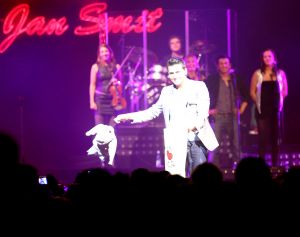 28-10-2010 SHOWBIZZ; JAN SMIT LEEFT ZICH UIT VOOR AL ZIJN FANS. Afgelopen vrijdag was de premiere van  het eerste concert van Jan Smit getiteld LEEF JE UIT. In het voorprogramma de Nederlandse knuffelbeer Frans Duijts en als gaste Monique Smit. Het inmense podium, de vele wisselende achtergronden en het fantastiche geluid met af en toe een heuse waterval afgewisseld met vuurwerk doet je echt beseffen dat je LEEFT. Een geweldig concert met een wel zeer relaxte Jan Smit. De zaal gaat uit zijn dak en Jan heeft het erg druk met de vele cadeaus die hij krijgt van zijn fans. Een avondje uit met Jan, Monique en Frans bezorgt je een gevoel van dat je Leeft.
foto: Albert den Iseger.