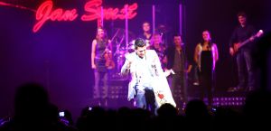 28-10-2010 SHOWBIZZ; JAN SMIT LEEFT ZICH UIT VOOR AL ZIJN FANS. Afgelopen vrijdag was de premiere van  het eerste concert van Jan Smit getiteld LEEF JE UIT. In het voorprogramma de Nederlandse knuffelbeer Frans Duijts en als gaste Monique Smit. Het inmense podium, de vele wisselende achtergronden en het fantastiche geluid met af en toe een heuse waterval afgewisseld met vuurwerk doet je echt beseffen dat je LEEFT. Een geweldig concert met een wel zeer relaxte Jan Smit. De zaal gaat uit zijn dak en Jan heeft het erg druk met de vele cadeaus die hij krijgt van zijn fans. Een avondje uit met Jan, Monique en Frans bezorgt je een gevoel van dat je Leeft.
foto: Albert den Iseger.