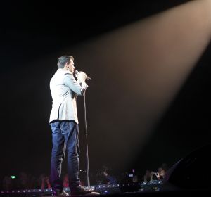 28-10-2010 SHOWBIZZ; JAN SMIT LEEFT ZICH UIT VOOR AL ZIJN FANS. Afgelopen vrijdag was de premiere van  het eerste concert van Jan Smit getiteld LEEF JE UIT. In het voorprogramma de Nederlandse knuffelbeer Frans Duijts en als gaste Monique Smit. Het inmense podium, de vele wisselende achtergronden en het fantastiche geluid met af en toe een heuse waterval afgewisseld met vuurwerk doet je echt beseffen dat je LEEFT. Een geweldig concert met een wel zeer relaxte Jan Smit. De zaal gaat uit zijn dak en Jan heeft het erg druk met de vele cadeaus die hij krijgt van zijn fans. Een avondje uit met Jan, Monique en Frans bezorgt je een gevoel van dat je Leeft.
foto: Albert den Iseger.