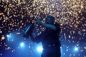 28-10-2010 SHOWBIZZ; JAN SMIT LEEFT ZICH UIT VOOR AL ZIJN FANS. Afgelopen vrijdag was de premiere van  het eerste concert van Jan Smit getiteld LEEF JE UIT. In het voorprogramma de Nederlandse knuffelbeer Frans Duijts en als gaste Monique Smit. Het inmense podium, de vele wisselende achtergronden en het fantastiche geluid met af en toe een heuse waterval afgewisseld met vuurwerk doet je echt beseffen dat je LEEFT. Een geweldig concert met een wel zeer relaxte Jan Smit. De zaal gaat uit zijn dak en Jan heeft het erg druk met de vele cadeaus die hij krijgt van zijn fans. Een avondje uit met Jan, Monique en Frans bezorgt je een gevoel van dat je Leeft.
foto: Albert den Iseger.
