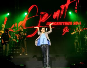 28-10-2010 SHOWBIZZ; JAN SMIT LEEFT ZICH UIT VOOR AL ZIJN FANS. Afgelopen vrijdag was de premiere van  het eerste concert van Jan Smit getiteld LEEF JE UIT. In het voorprogramma de Nederlandse knuffelbeer Frans Duijts en als gaste Monique Smit. Het inmense podium, de vele wisselende achtergronden en het fantastiche geluid met af en toe een heuse waterval afgewisseld met vuurwerk doet je echt beseffen dat je LEEFT. Een geweldig concert met een wel zeer relaxte Jan Smit. De zaal gaat uit zijn dak en Jan heeft het erg druk met de vele cadeaus die hij krijgt van zijn fans. Een avondje uit met Jan, Monique en Frans bezorgt je een gevoel van dat je Leeft.
foto: Albert den Iseger.