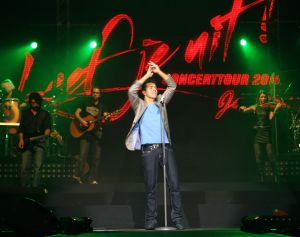 28-10-2010 SHOWBIZZ; JAN SMIT LEEFT ZICH UIT VOOR AL ZIJN FANS. Afgelopen vrijdag was de premiere van  het eerste concert van Jan Smit getiteld LEEF JE UIT. In het voorprogramma de Nederlandse knuffelbeer Frans Duijts en als gaste Monique Smit. Het inmense podium, de vele wisselende achtergronden en het fantastiche geluid met af en toe een heuse waterval afgewisseld met vuurwerk doet je echt beseffen dat je LEEFT. Een geweldig concert met een wel zeer relaxte Jan Smit. De zaal gaat uit zijn dak en Jan heeft het erg druk met de vele cadeaus die hij krijgt van zijn fans. Een avondje uit met Jan, Monique en Frans bezorgt je een gevoel van dat je Leeft.
foto: Albert den Iseger.