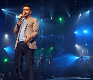 28-10-2010 SHOWBIZZ; JAN SMIT LEEFT ZICH UIT VOOR AL ZIJN FANS. Afgelopen vrijdag was de premiere van  het eerste concert van Jan Smit getiteld LEEF JE UIT. In het voorprogramma de Nederlandse knuffelbeer Frans Duijts en als gaste Monique Smit. Het inmense podium, de vele wisselende achtergronden en het fantastiche geluid met af en toe een heuse waterval afgewisseld met vuurwerk doet je echt beseffen dat je LEEFT. Een geweldig concert met een wel zeer relaxte Jan Smit. De zaal gaat uit zijn dak en Jan heeft het erg druk met de vele cadeaus die hij krijgt van zijn fans. Een avondje uit met Jan, Monique en Frans bezorgt je een gevoel van dat je Leeft.
foto: Albert den Iseger.