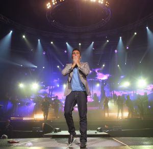 28-10-2010 SHOWBIZZ; JAN SMIT LEEFT ZICH UIT VOOR AL ZIJN FANS. Afgelopen vrijdag was de premiere van  het eerste concert van Jan Smit getiteld LEEF JE UIT. In het voorprogramma de Nederlandse knuffelbeer Frans Duijts en als gaste Monique Smit. Het inmense podium, de vele wisselende achtergronden en het fantastiche geluid met af en toe een heuse waterval afgewisseld met vuurwerk doet je echt beseffen dat je LEEFT. Een geweldig concert met een wel zeer relaxte Jan Smit. De zaal gaat uit zijn dak en Jan heeft het erg druk met de vele cadeaus die hij krijgt van zijn fans. Een avondje uit met Jan, Monique en Frans bezorgt je een gevoel van dat je Leeft.
foto: Albert den Iseger.