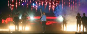 28-10-2010 SHOWBIZZ; JAN SMIT LEEFT ZICH UIT VOOR AL ZIJN FANS. Afgelopen vrijdag was de premiere van  het eerste concert van Jan Smit getiteld LEEF JE UIT. In het voorprogramma de Nederlandse knuffelbeer Frans Duijts en als gaste Monique Smit. Het inmense podium, de vele wisselende achtergronden en het fantastiche geluid met af en toe een heuse waterval afgewisseld met vuurwerk doet je echt beseffen dat je LEEFT. Een geweldig concert met een wel zeer relaxte Jan Smit. De zaal gaat uit zijn dak en Jan heeft het erg druk met de vele cadeaus die hij krijgt van zijn fans. Een avondje uit met Jan, Monique en Frans bezorgt je een gevoel van dat je Leeft.
foto: Albert den Iseger.