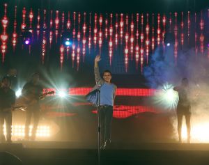 28-10-2010 SHOWBIZZ; JAN SMIT LEEFT ZICH UIT VOOR AL ZIJN FANS. Afgelopen vrijdag was de premiere van  het eerste concert van Jan Smit getiteld LEEF JE UIT. In het voorprogramma de Nederlandse knuffelbeer Frans Duijts en als gaste Monique Smit. Het inmense podium, de vele wisselende achtergronden en het fantastiche geluid met af en toe een heuse waterval afgewisseld met vuurwerk doet je echt beseffen dat je LEEFT. Een geweldig concert met een wel zeer relaxte Jan Smit. De zaal gaat uit zijn dak en Jan heeft het erg druk met de vele cadeaus die hij krijgt van zijn fans. Een avondje uit met Jan, Monique en Frans bezorgt je een gevoel van dat je Leeft.
foto: Albert den Iseger.