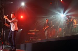 28-10-2010 SHOWBIZZ; JAN SMIT LEEFT ZICH UIT VOOR AL ZIJN FANS. Afgelopen vrijdag was de premiere van  het eerste concert van Jan Smit getiteld LEEF JE UIT. In het voorprogramma de Nederlandse knuffelbeer Frans Duijts en als gaste Monique Smit. Het inmense podium, de vele wisselende achtergronden en het fantastiche geluid met af en toe een heuse waterval afgewisseld met vuurwerk doet je echt beseffen dat je LEEFT. Een geweldig concert met een wel zeer relaxte Jan Smit. De zaal gaat uit zijn dak en Jan heeft het erg druk met de vele cadeaus die hij krijgt van zijn fans. Een avondje uit met Jan, Monique en Frans bezorgt je een gevoel van dat je Leeft.
foto: Albert den Iseger.