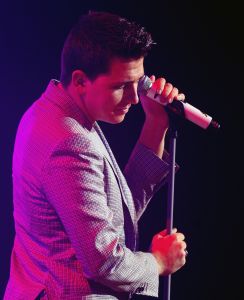 28-10-2010 SHOWBIZZ; JAN SMIT LEEFT ZICH UIT VOOR AL ZIJN FANS. Afgelopen vrijdag was de premiere van  het eerste concert van Jan Smit getiteld LEEF JE UIT. In het voorprogramma de Nederlandse knuffelbeer Frans Duijts en als gaste Monique Smit. Het inmense podium, de vele wisselende achtergronden en het fantastiche geluid met af en toe een heuse waterval afgewisseld met vuurwerk doet je echt beseffen dat je LEEFT. Een geweldig concert met een wel zeer relaxte Jan Smit. De zaal gaat uit zijn dak en Jan heeft het erg druk met de vele cadeaus die hij krijgt van zijn fans. Een avondje uit met Jan, Monique en Frans bezorgt je een gevoel van dat je Leeft.
foto: Albert den Iseger.