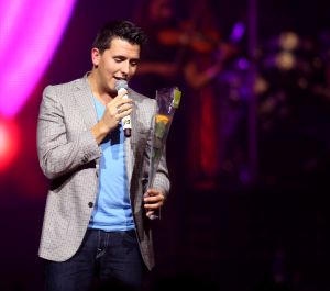 28-10-2010 SHOWBIZZ; JAN SMIT LEEFT ZICH UIT VOOR AL ZIJN FANS. Afgelopen vrijdag was de premiere van  het eerste concert van Jan Smit getiteld LEEF JE UIT. In het voorprogramma de Nederlandse knuffelbeer Frans Duijts en als gaste Monique Smit. Het inmense podium, de vele wisselende achtergronden en het fantastiche geluid met af en toe een heuse waterval afgewisseld met vuurwerk doet je echt beseffen dat je LEEFT. Een geweldig concert met een wel zeer relaxte Jan Smit. De zaal gaat uit zijn dak en Jan heeft het erg druk met de vele cadeaus die hij krijgt van zijn fans. Een avondje uit met Jan, Monique en Frans bezorgt je een gevoel van dat je Leeft.
foto: Albert den Iseger.