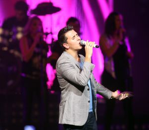 28-10-2010 SHOWBIZZ; JAN SMIT LEEFT ZICH UIT VOOR AL ZIJN FANS. Afgelopen vrijdag was de premiere van  het eerste concert van Jan Smit getiteld LEEF JE UIT. In het voorprogramma de Nederlandse knuffelbeer Frans Duijts en als gaste Monique Smit. Het inmense podium, de vele wisselende achtergronden en het fantastiche geluid met af en toe een heuse waterval afgewisseld met vuurwerk doet je echt beseffen dat je LEEFT. Een geweldig concert met een wel zeer relaxte Jan Smit. De zaal gaat uit zijn dak en Jan heeft het erg druk met de vele cadeaus die hij krijgt van zijn fans. Een avondje uit met Jan, Monique en Frans bezorgt je een gevoel van dat je Leeft.
foto: Albert den Iseger.