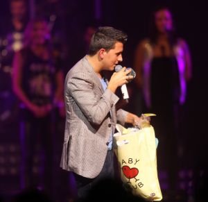 28-10-2010 SHOWBIZZ; JAN SMIT LEEFT ZICH UIT VOOR AL ZIJN FANS. Afgelopen vrijdag was de premiere van  het eerste concert van Jan Smit getiteld LEEF JE UIT. In het voorprogramma de Nederlandse knuffelbeer Frans Duijts en als gaste Monique Smit. Het inmense podium, de vele wisselende achtergronden en het fantastiche geluid met af en toe een heuse waterval afgewisseld met vuurwerk doet je echt beseffen dat je LEEFT. Een geweldig concert met een wel zeer relaxte Jan Smit. De zaal gaat uit zijn dak en Jan heeft het erg druk met de vele cadeaus die hij krijgt van zijn fans. Een avondje uit met Jan, Monique en Frans bezorgt je een gevoel van dat je Leeft.
foto: Albert den Iseger.