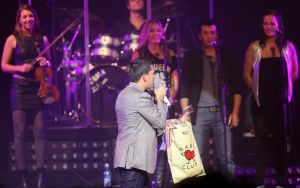 28-10-2010 SHOWBIZZ; JAN SMIT LEEFT ZICH UIT VOOR AL ZIJN FANS. Afgelopen vrijdag was de premiere van  het eerste concert van Jan Smit getiteld LEEF JE UIT. In het voorprogramma de Nederlandse knuffelbeer Frans Duijts en als gaste Monique Smit. Het inmense podium, de vele wisselende achtergronden en het fantastiche geluid met af en toe een heuse waterval afgewisseld met vuurwerk doet je echt beseffen dat je LEEFT. Een geweldig concert met een wel zeer relaxte Jan Smit. De zaal gaat uit zijn dak en Jan heeft het erg druk met de vele cadeaus die hij krijgt van zijn fans. Een avondje uit met Jan, Monique en Frans bezorgt je een gevoel van dat je Leeft.
foto: Albert den Iseger.