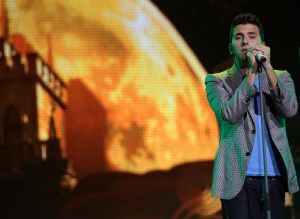 28-10-2010 SHOWBIZZ; JAN SMIT LEEFT ZICH UIT VOOR AL ZIJN FANS. Afgelopen vrijdag was de premiere van  het eerste concert van Jan Smit getiteld LEEF JE UIT. In het voorprogramma de Nederlandse knuffelbeer Frans Duijts en als gaste Monique Smit. Het inmense podium, de vele wisselende achtergronden en het fantastiche geluid met af en toe een heuse waterval afgewisseld met vuurwerk doet je echt beseffen dat je LEEFT. Een geweldig concert met een wel zeer relaxte Jan Smit. De zaal gaat uit zijn dak en Jan heeft het erg druk met de vele cadeaus die hij krijgt van zijn fans. Een avondje uit met Jan, Monique en Frans bezorgt je een gevoel van dat je Leeft.
foto: Albert den Iseger.
