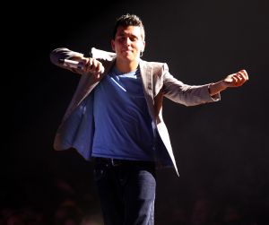 28-10-2010 SHOWBIZZ; JAN SMIT LEEFT ZICH UIT VOOR AL ZIJN FANS. Afgelopen vrijdag was de premiere van  het eerste concert van Jan Smit getiteld LEEF JE UIT. In het voorprogramma de Nederlandse knuffelbeer Frans Duijts en als gaste Monique Smit. Het inmense podium, de vele wisselende achtergronden en het fantastiche geluid met af en toe een heuse waterval afgewisseld met vuurwerk doet je echt beseffen dat je LEEFT. Een geweldig concert met een wel zeer relaxte Jan Smit. De zaal gaat uit zijn dak en Jan heeft het erg druk met de vele cadeaus die hij krijgt van zijn fans. Een avondje uit met Jan, Monique en Frans bezorgt je een gevoel van dat je Leeft.
foto: Albert den Iseger.