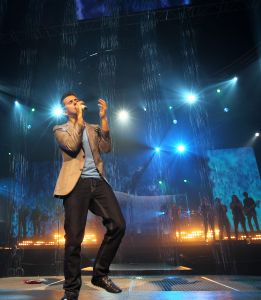 28-10-2010 SHOWBIZZ; JAN SMIT LEEFT ZICH UIT VOOR AL ZIJN FANS. Afgelopen vrijdag was de premiere van  het eerste concert van Jan Smit getiteld LEEF JE UIT. In het voorprogramma de Nederlandse knuffelbeer Frans Duijts en als gaste Monique Smit. Het inmense podium, de vele wisselende achtergronden en het fantastiche geluid met af en toe een heuse waterval afgewisseld met vuurwerk doet je echt beseffen dat je LEEFT. Een geweldig concert met een wel zeer relaxte Jan Smit. De zaal gaat uit zijn dak en Jan heeft het erg druk met de vele cadeaus die hij krijgt van zijn fans. Een avondje uit met Jan, Monique en Frans bezorgt je een gevoel van dat je Leeft.
foto: Albert den Iseger.
