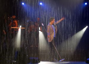 28-10-2010 SHOWBIZZ; JAN SMIT LEEFT ZICH UIT VOOR AL ZIJN FANS. Afgelopen vrijdag was de premiere van  het eerste concert van Jan Smit getiteld LEEF JE UIT. In het voorprogramma de Nederlandse knuffelbeer Frans Duijts en als gaste Monique Smit. Het inmense podium, de vele wisselende achtergronden en het fantastiche geluid met af en toe een heuse waterval afgewisseld met vuurwerk doet je echt beseffen dat je LEEFT. Een geweldig concert met een wel zeer relaxte Jan Smit. De zaal gaat uit zijn dak en Jan heeft het erg druk met de vele cadeaus die hij krijgt van zijn fans. Een avondje uit met Jan, Monique en Frans bezorgt je een gevoel van dat je Leeft.
foto: Albert den Iseger.